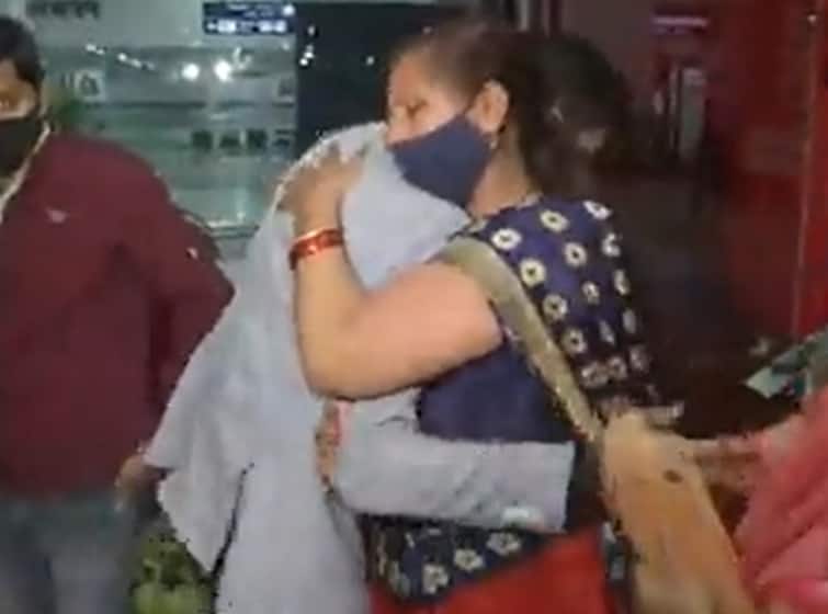Tears and hugs at Delhi airport as stranded Indian students reunite with their families VIDEO: દિલ્હી એરપોર્ટ પર યુક્રેનથી પરત આવેલા સંતાનોને જોઇને માતા પિતાની આંખમાં આવ્યા આંસુ, સર્જાયા ભાવુક દ્રશ્યો