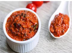 Kitchen Hacks: सब्जियों से मन भर जाए तो जरूर ट्राई करें टमाटर की खट्टी-मीठी लौंजी