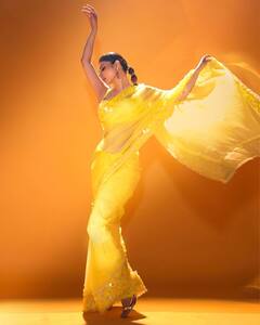 Mouni Roy: పొద్దు తిరుగుడు పువ్వులా మెరిసిపోతున్న మౌనీ రాయ్