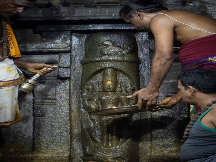 லிங்கோத்பவருக்கு தீபாரதனை