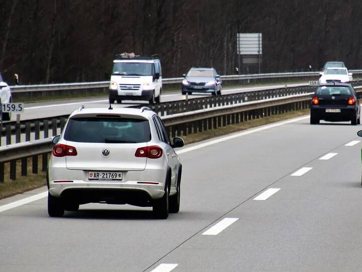 जिस स्पीड पर आप क्रूज कंट्रोल को सेट करेंगे, कार उसी स्पीड पर अपने आप चलती रहेगी. ऐसा तब तक रहेगा, जब तक आप ब्रेक या एक्सीलेटर दोबारा से टच ना करें या फिर क्रूज कंट्रोल को ना हटाएं.