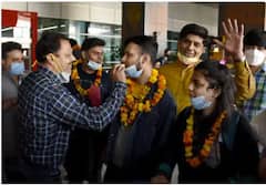 Ukraine-Russia War: ਯੁਕਰੇਨ ਤੋਂ ਦਿੱਲੀ ਏਅਰਪੋਰਟ ਪਹੁੰਚੇ ਆਪਣੇ ਬੱਚਿਆਂ ਨੂੰ ਦੇਖ ਭਾਵੁਕ ਹੋਏ ਮਾਪੇ, ਤਸਵੀਰਾਂ ਤੁਹਾਡੀਆਂ ਅੱਖਾਂ 'ਚ ਵੀ ਲੈ ਆਉਣਗੀਆਂ ਅੱਥਰੂ