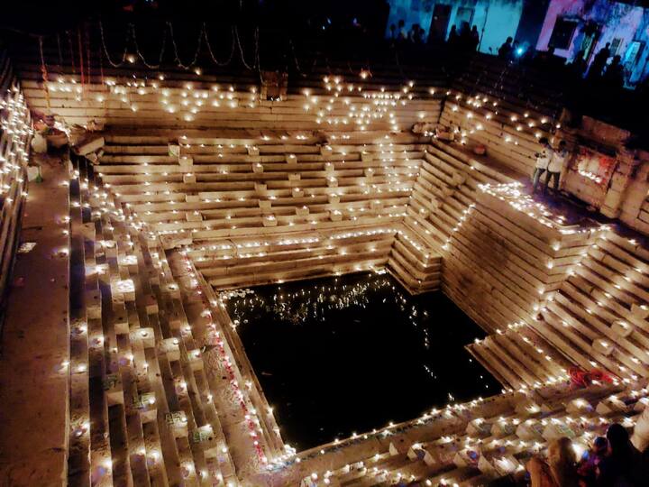 त्यांच्याच पुढाकाराने लोकसहभागातून हा दीपोत्सव साजरा करण्यात आला. 160 हुन अधिक बारव यावेळी सजविण्यात आल्या