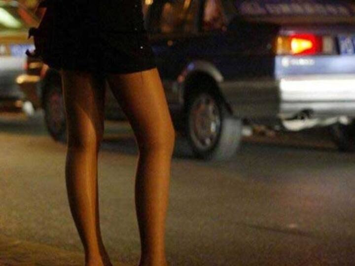 Rudrapur: रुद्रपुर के गेस्ट हाउस में जबरन देह व्यापार का धंधा, छापेमारी में संचालक गिरफ्तार Uttarakhand Rudrapur Guest House Anti Human Trafficking Unit raid and rescued a woman ANN Rudrapur: रुद्रपुर के गेस्ट हाउस में जबरन देह व्यापार का धंधा, छापेमारी में संचालक गिरफ्तार