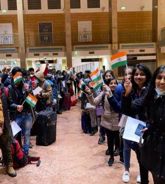 ਯੁਕਰੇਨ ਤੋਂ ਪਰਤੇ ਬੱਚਿਆਂ ਨੂੰ ਦੇਖ ਭਾਵੁਕ ਹੋਏ ਮਾਪੇ