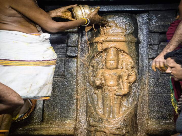 லிங்கோத்பவருக்கு பொடி அபிஷேகம்