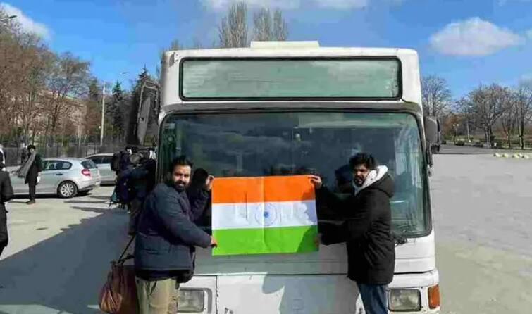 Russia Ukraine War: Indian tricolour came to rescue of fleeing Pakistani students from Ukraine check in details Russia Ukraine War: ચારેબાજુ ગોળીબાર....મોત સામે જોઈને યુક્રેનમાં ત્રિરંગાની શરણમાં આવ્યા પાકિસ્તાની, ભારતીય વિદ્યાર્થીએ જણાવી કહાની