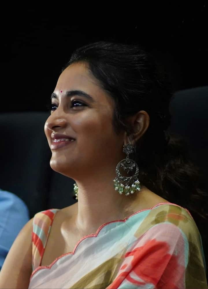 பல நிலவொளிகளில் தலை குளித்திடும் போதும் இவன் மனவெளிகளில் கனவுகள் இல்லை ஏதும் காணாமலே போனானடா ஏனென்று கேட்காதே போடா