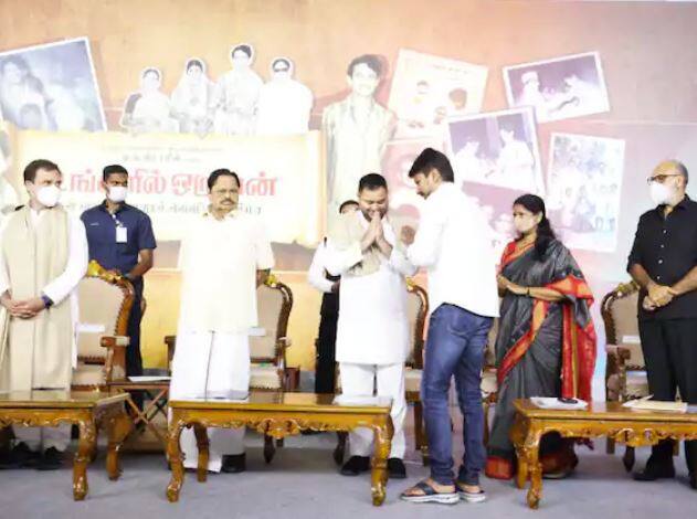 ਚੇਨਈ 'ਚ ਪ੍ਰੋਗਰਾਮ ਦੇ ਦੌਰਾਨ ਤੇਜਸਵੀ ਯਾਦਵ ਨੇ ਕਿਹਾ ਕਿ ਅਸੀਂ ਸਾਰੇ ਸਮਾਜਿਕ ਨਿਆਂ, ਸਮਾਨਤਾ ਤੇ ਸਮਾਨਤਾ ਦੇ ਖੇਤਰ 'ਚ ਅੱਗੇ ਵਧਣ ਦੀ ਉਮੀਦ ਨਾਲ ਤਾਮਿਲਨਾਡੂ ਰਾਜ ਵੱਲ ਦੇਖਦੇ ਹਾਂ। ਮੈਂ ਇਸ ਰਾਜ ਦੇ ਮਾਣਮੱਤੇ ਨਾਗਰਿਕਾਂ ਤੋਂ ਹਰ ਰੋਜ਼ ਸਿੱਖਦਾ ਹਾਂ।