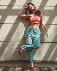 Vedhika Photos: సూర్యుడితో దోబూచులాడుతున్న వేదిక