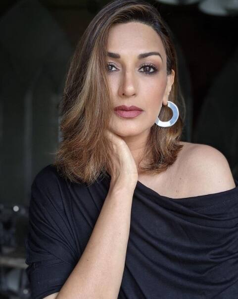 শুধু অভিনয়ের জন্যই প্রশংসিত হননি সোনালি বেন্দ্রে। তাঁর একগাল হাসিতেও মুগ্ধ অনুরাগীরা। আর বলিউডে আত্মপ্রকাশের বছরেই নিউ ফেস অফ দ্য ইয়ার ক্যাটাগোরিতে ফিল্মফেয়ার অ্যাওয়ার্ড পেয়ে যান তিনি।