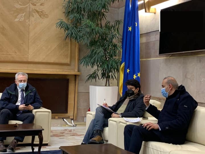 Russia Ukraine Crisis Jyotiraditya Scindia holds meeting with officials at airport Romania Bucharest यूक्रेन से भारतीयों को निकालने के प्रयासों की निगरानी करने बुखारेस्ट पहुंचे ज्योतिरादित्य सिंधिया, एयरपोर्ट पर की बैठक
