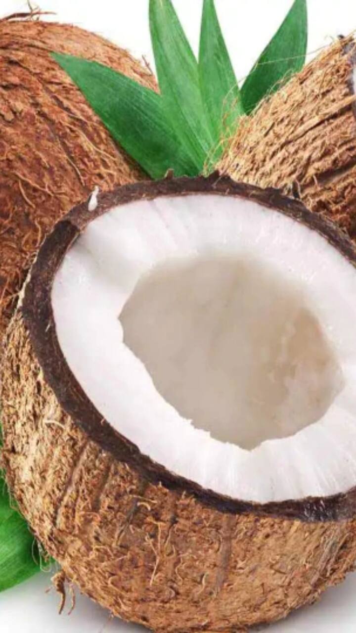 নারকেলে আছে প্রচুর পরিমাণ পুষ্টি উপাদান। নারকেলের দুধ, জল, তেল দৈনন্দিন কাজে ব্যবহার করা হয়ে থাকে। এতে রয়েছে ম্যাগনেশিয়াম এবং পটাশিয়াম।।