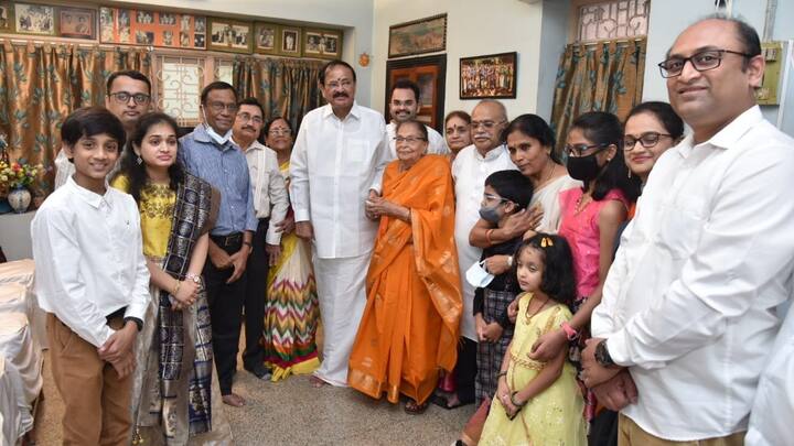 తన రాజకీయ జీవితం తొలినాళ్లలో ఎప్పుడు గుంటూరు చుట్టుపక్కల ప్రాంతాలకు వచ్చినా జూపూడి యజ్ఞ నారాయణ ఇంట్లోనే ఉండేవాడినని గుర్తు చేసుకున్నారు వెంకయ్య. నాటి స్మృతులను గుర్తు చేసుకుంటే ఒక్కసారిగా మనసు ఉద్విగ్నభరితంగా ఉంటుందన్నారు వెంకయ్య