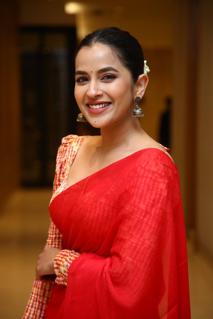చీరలో కోమలీ ప్రసాద్ చాలా అందంగా ఉంటారని నెటిజన్స్ అంటున్నారు.