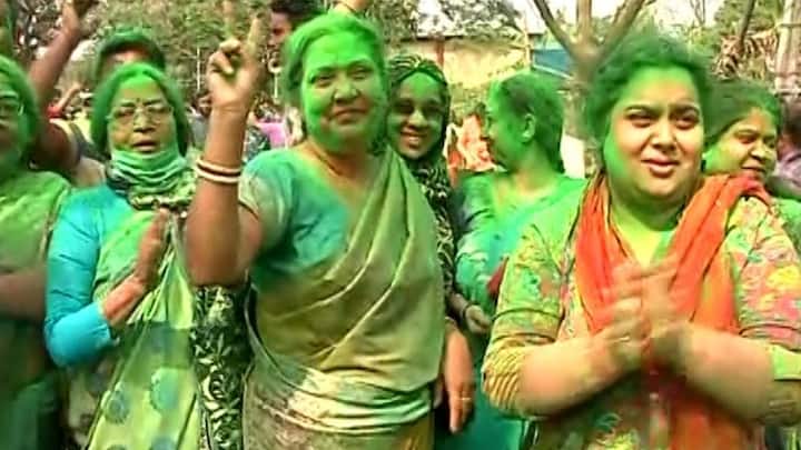 সকলকে সঙ্গে নিয়ে উন্ননয়ের কাজ করে যাওয়াই লক্ষ্য, জানালেন মমতা। বাংলা বিবিধের মাঝে মিলনের স্থল, বললেন ফিরহাদ হাকিম।—ফাইল চিত্র।