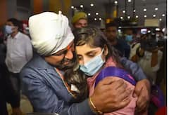 Ukraine-Russia War: ਯੁਕਰੇਨ ਤੋਂ ਦਿੱਲੀ ਏਅਰਪੋਰਟ ਪਹੁੰਚੇ ਆਪਣੇ ਬੱਚਿਆਂ ਨੂੰ ਦੇਖ ਭਾਵੁਕ ਹੋਏ ਮਾਪੇ, ਤਸਵੀਰਾਂ ਤੁਹਾਡੀਆਂ ਅੱਖਾਂ 'ਚ ਵੀ ਲੈ ਆਉਣਗੀਆਂ ਅੱਥਰੂ