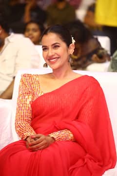 Komali Prasad Latest Photos: ఆరు గజాల చీరలో పదహారణాల తెలుగమ్మాయి కోమలీ ప్రసాద్