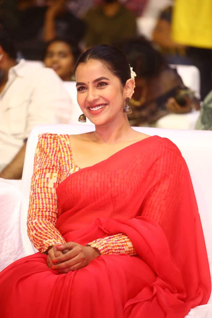 కోమలీ ప్రసాద్... తెలుగమ్మాయి. సంక్రాంతికి విడుదలైన 'రౌడీ బాయ్స్'లో సందడి చేసింది. 'సెబాస్టియన్ పీసీ 524' సినిమాతో శుక్రవారం ప్రేక్షకుల ముందుకు వస్తోంది.