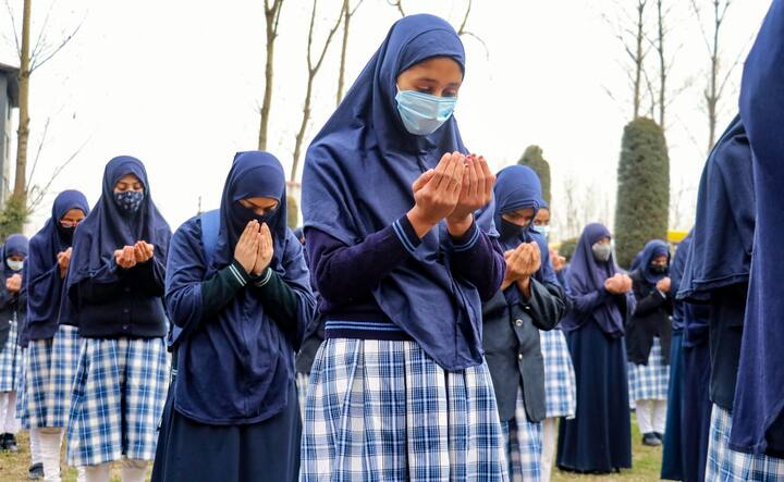 स्कूल में छात्र- छात्राओं को कोविड रोधी मानक संचालन प्रक्रिया के तहत स्कूल परिसर में प्रवेश करने से पहले शरीर के तापमान की जांच के लिए लाइन में लगना पड़ा.