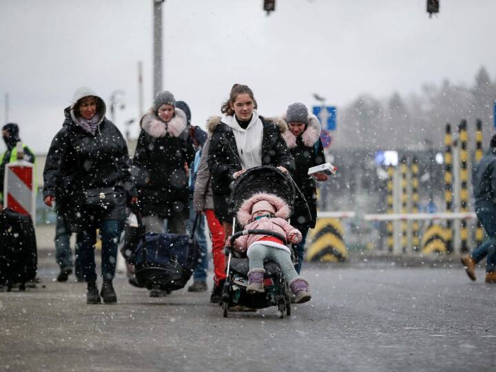 Russia Ukraine War United Nations says Nearly 836000 refugees have fled Ukraine conflict Ukraine Russia War: चारो ओर तबाही का मंजर, यूक्रेन छोड़ने वालों की संख्या बढ़ी, 8 लाख 36 हजार के पार पहुंचा आंकड़ा