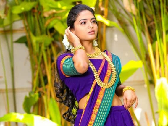Detthadi Harika: లంగా వోణీ నేటితో రద్దయిపోనీ, లెహెంగాలో హారిక మెరుపుల విరుపులు Detthadi Harika: లంగా వోణీ నేటితో రద్దయిపోనీ, లెహెంగాలో హారిక మెరుపుల విరుపులు