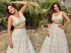 डीप नेक क्रॉप टॉप और स्कर्ट पहन मोनालिसा ने दिखाए जलवे, फैंस का फिसला दिल