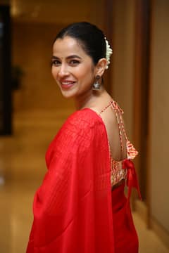 Komali Prasad Latest Photos: ఆరు గజాల చీరలో పదహారణాల తెలుగమ్మాయి కోమలీ ప్రసాద్