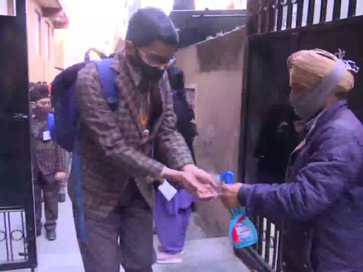 सरकार ने 15 वर्ष से अधिक आयु के छात्रों के लिए पूरी तरह से टीकाकरण अनिवार्य कर दिया है ताकि उन्हें व्यक्तिगत कक्षाओं में भाग लेने की अनुमति मिल सके.