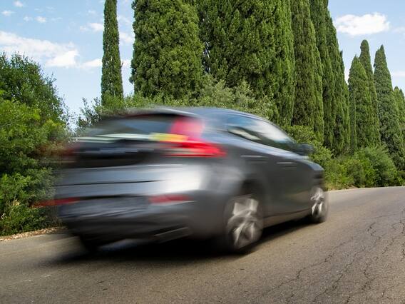 Car Tips: बिना एक्सीलेटर पर पैर रखे भी दौड़ती रहेगी कार, ऐसे ऑन करें Cruise Control Car Tips: बिना एक्सीलेटर पर पैर रखे भी दौड़ती रहेगी कार, ऐसे ऑन करें Cruise Control