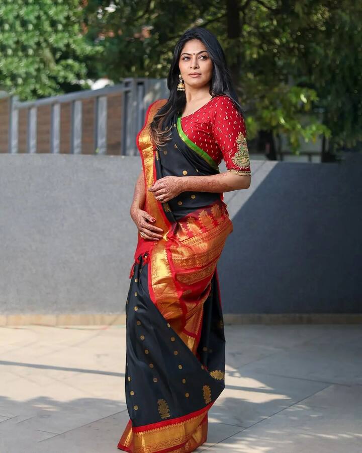 मोकळे केस आणि काळ्या साडीत श्वेता खूप सुंदर दिसत आहे. (photo: shwetashinde_official/ig)