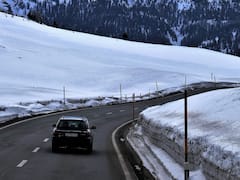 Car Tips: बिना एक्सीलेटर पर पैर रखे भी दौड़ती रहेगी कार, ऐसे ऑन करें Cruise Control