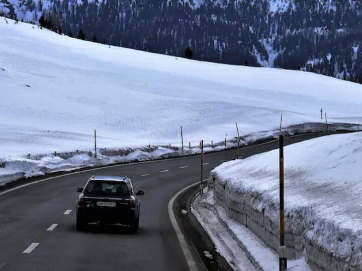 ਅਜਿਹੇ 'ਚ ਅੱਜ ਅਸੀਂ ਤੁਹਾਨੂੰ ਕਰੂਜ਼ ਕੰਟਰੋਲ ਬਾਰੇ ਜਾਣਕਾਰੀ ਦੇਵਾਂਗੇ। ਤੁਹਾਨੂੰ ਦੱਸਦੇ ਹਾਂ ਕਿ ਕਰੂਜ਼ ਕੰਟਰੋਲ ਕੀ ਹੁੰਦਾ ਹੈ ਤੇ ਤੁਸੀਂ ਆਪਣੀ ਕਾਰ ਵਿੱਚ ਕਰੂਜ਼ ਕੰਟਰੋਲ ਦੀ ਵਰਤੋਂ ਕਿਵੇਂ ਕਰ ਸਕਦੇ ਹੋ।