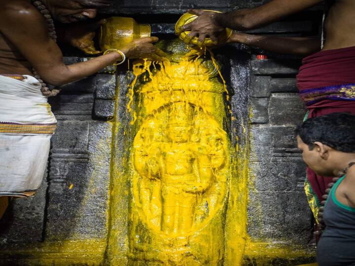 லிங்கோத்பவருக்கு மஞ்சள் அபிஷேகம்