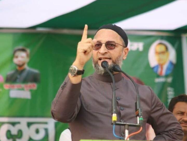 दरअसल मंगलवार को बलिया जिले के सिकंदरपुर में भागीदारी संकल्प मोर्चा द्वारा आयोजित चुनावी जनसभा को संबोधित करते हुए ओवैसी अखिलेश यादव पर बड़ा हमला बोला. उन्होंने दावा किया कि बीजेपी को सत्ता में आने से रोकने की ताकत अखिलेश में नहीं है. उन्होंने कहा कि अखिलेश यादव ने वर्ष 2017 के विधानसभा चुनाव में कांग्रेस से और लोकसभा के पिछले चुनाव में बसपा से गठबंधन किया, लेकिन वह बीजेपी को सत्ता में आने से रोक नहीं सके.