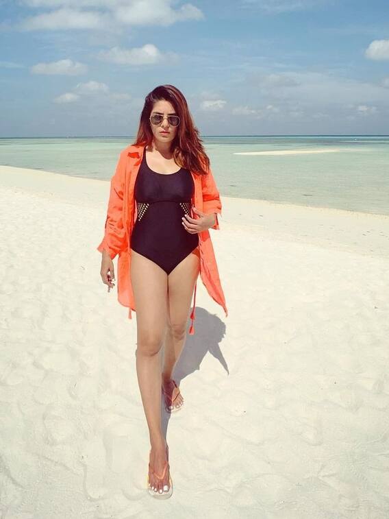 टीवी की 'प्रतिज्ञा' ने बिकिनी फोटोज से मचाई सनसनी