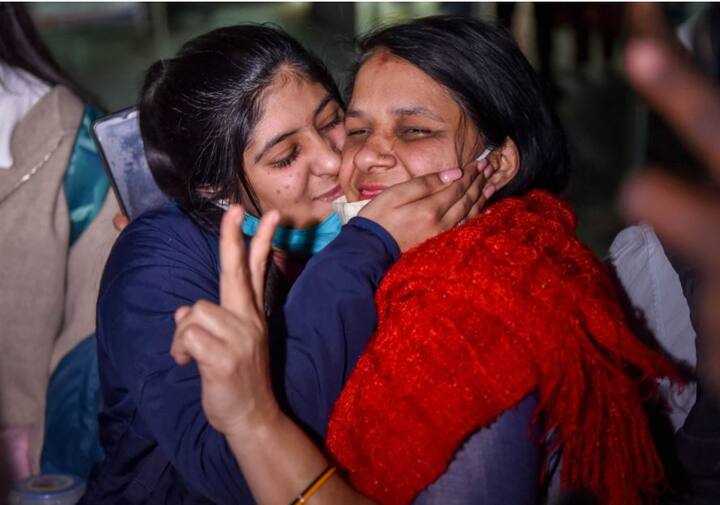 यूक्रेन से लौटे अपने बच्चों को देखकर माता-पिता की खुशी का ठिकाना नहीं रहा है. तस्वीर में देख सकते हैं कि कैसे अपनी बेटी को देखकर मां भावुक हो गई.