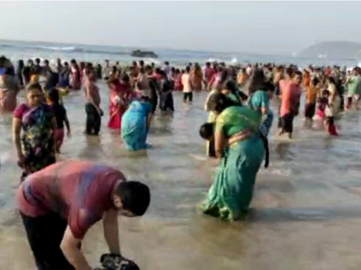 Vizag RK Beach: Devotees rush to RK Beach for Holy Bath in Visakhapatnam RK Beach Vizag: ఆర్కే బీచ్‌కు పోటెత్తుతున్న భక్తులు, వేకువజాము నుంచే పుణ్యస్నానాలు