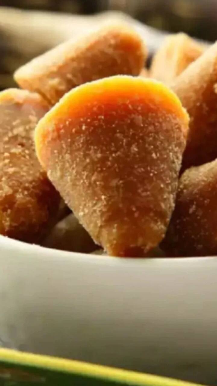 সরাসরি গুড় খাওয়া যায়। অথবা চিনির বিকল্প হিসেবে যে কোনও খাবারের সঙ্গে মিশিয়ে খাওয়া যেতে পারে। রোগ প্রতিরোধ ক্ষমতা বাড়ানোর পাশাপাশি, গুড় লিভার এবং রক্তকে পরিশ্রুত করে।