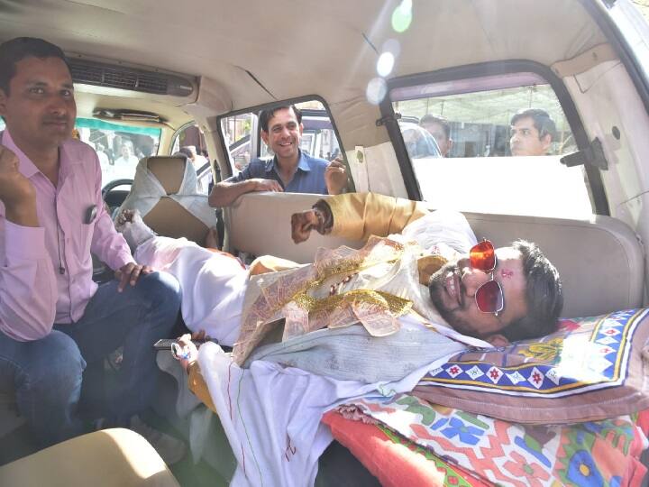 एक्सीडेंट के बाद भी एंबुलेंस से एक दूल्हा राहुल कटारिया विवाह स्थल पर पहुंच गया लेकिन एक अन्य दूल्हे के विवाह स्थल पर नही पहुंचने से 25वें सामूहिक विवाह में 5 जोड़े परिणय सूत्र में बंधे.