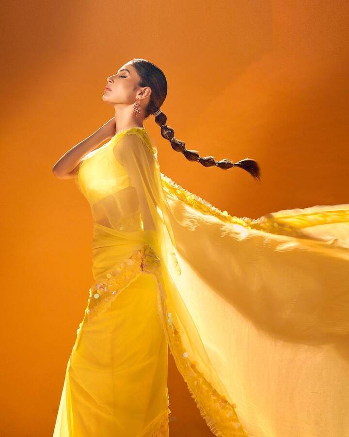 మౌనిరాయ్ ఫోటోలు -Image credit: MouniRoy/Instagram