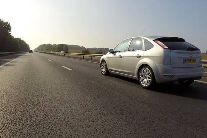 ਪਰ, ਇਹ ਸੈਟ ਨਹੀਂ ਹੁੰਦਾ ਹੈ ਜਦੋਂ ਕਰੂਜ਼ ਕੰਟਰੋਲ ਬਟਨ ਨੂੰ ਦਬਾ ਕੇ ਚਾਲੂ ਕੀਤਾ ਜਾਂਦਾ ਹੈ, ਇਸ ਨੂੰ ਸੈੱਟ ਕਰਨ ਲਈ, ਕਰੂਜ਼ ਕੰਟਰੋਲ ਬਟਨ ਨੂੰ ਦਬਾਉਣ ਤੋਂ ਬਾਅਦ, ਤੁਹਾਨੂੰ ਸਟੀਅਰਿੰਗ 'ਤੇ ਦਿੱਤੇ ਗਏ ਸਪੀਡ ਰਿਡਕਸ਼ਨ ਬਟਨ ਨੂੰ ਇੱਕ ਵਾਰ ਦਬਾਉਣਾ ਹੋਵੇਗਾ।