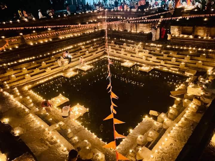अहमदनगर जिल्ह्यातील देऊळगांवचा परिसर दिव्यांनी उजळून निघाला आहे.