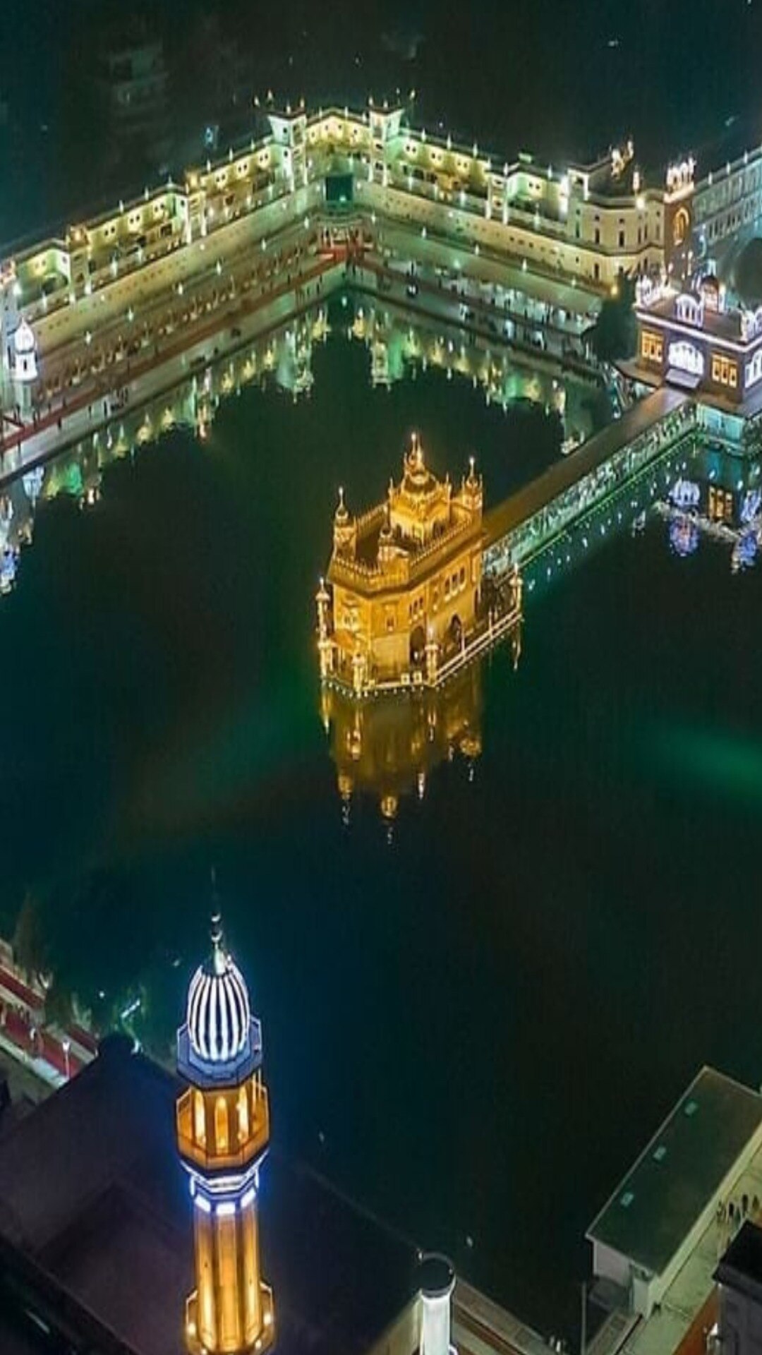 यह गुरुद्वारा इसी सरोवर के बीचोबीच स्थित है.