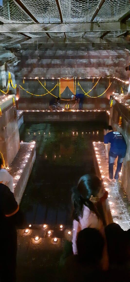 पुणे जिल्ह्यातील  कोंडवा बुद्रूक विहीरीची देखील सजावट अतिशय सुंदर केली आहे.