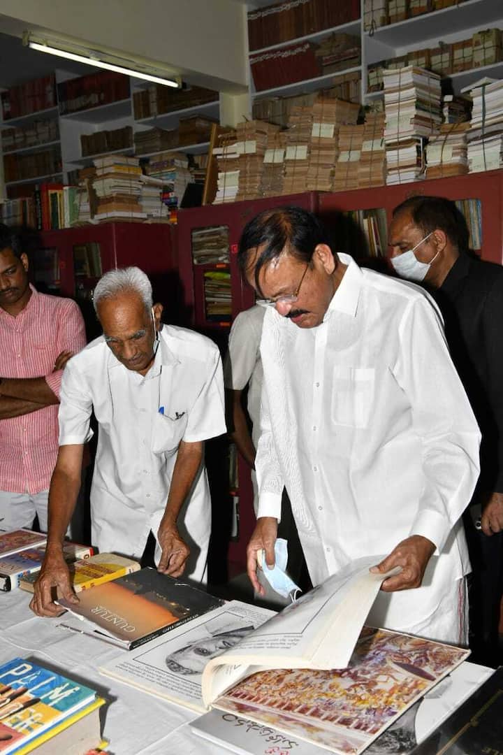 చదివిన ప్రతి పుస్తకాన్ని దాచి ముందు తరాలకు అందించాలనే సంకల్పంతో ఈ గ్రంథాలయ ఏర్పాటు చేసిన లంకా సూర్యనారాయణ చిత్తశుద్ధి అభినందించారు.