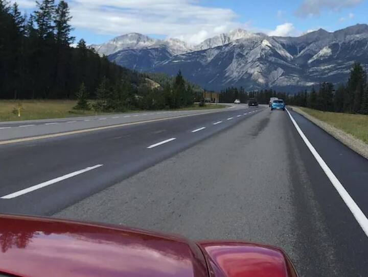 ਕਰੂਜ਼ ਕੰਟਰੋਲ ਇੱਕ ਵਿਸ਼ੇਸ਼ਤਾ ਹੈ ਜੋ ਤੁਹਾਡੀ ਕਾਰ ਦੀ ਗਤੀ ਨੂੰ ਆਟੋਮੈਟਿਕਲੀ ਅਨੁਕੂਲ ਕਰਨ ਵਿੱਚ ਤੁਹਾਡੀ ਮਦਦ ਕਰਦੀ ਹੈ। ਕਰੂਜ਼ ਕੰਟਰੋਲ ਸੈੱਟ ਕਰਨ ਤੋਂ ਬਾਅਦ, ਤੁਸੀਂ ਐਕਸਲੇਟਰ ਤੋਂ ਪੈਰ ਹਟਾ ਸਕਦੇ ਹੋ। ਆਮ ਤੌਰ 'ਤੇ ਇਸ ਦੀ ਵਰਤੋਂ ਹਾਈਵੇਅ ਜਾਂ ਖਾਲੀ ਸੜਕਾਂ 'ਤੇ ਕੀਤੀ ਜਾਂਦੀ ਹੈ।