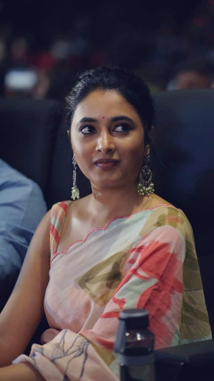 பார்வை ஒன்றில் காதல் கொண்டா எந்தன் நெஞ்செங்கும் நுண்பூகம்பம் பேரே இல்லா பூவைக் கண்டா எந்தன் வேரெங்கும் பேரானந்தம்