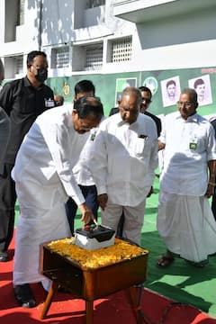Vice President Venkaiah Tour: విద్యార్థులకు హితబోధ చేస్తూ, నాయకులపై సెటైర్లు వేస్తూ సాగిన వెంకయ్య టూర్