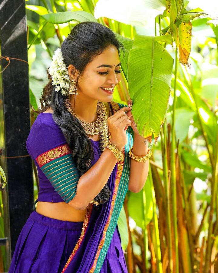 దేత్తడి వెబ్ సిరీస్తో తెలుగువారికి దగ్గరైన నటి అలేఖ్యహారిక. బిగ్ బాస్ లోకి వచ్చాక మరింత మందికి చేరువైంది. -Image credit: Alekhya harika/Instagram